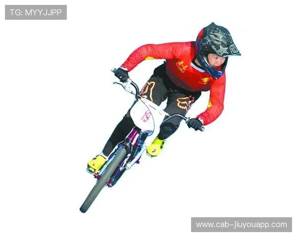 自行车下坡赛成都赛区，选手飞跃障碍夺冠，自行车下坡最快速度